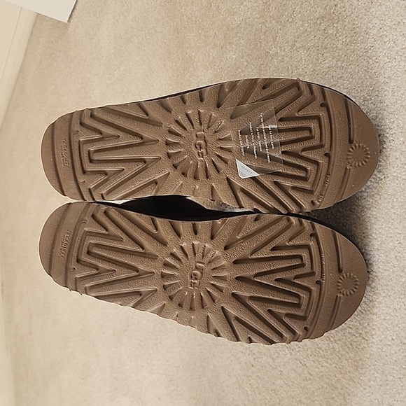 UGG Classic Short Boots - Picture 5 of 5